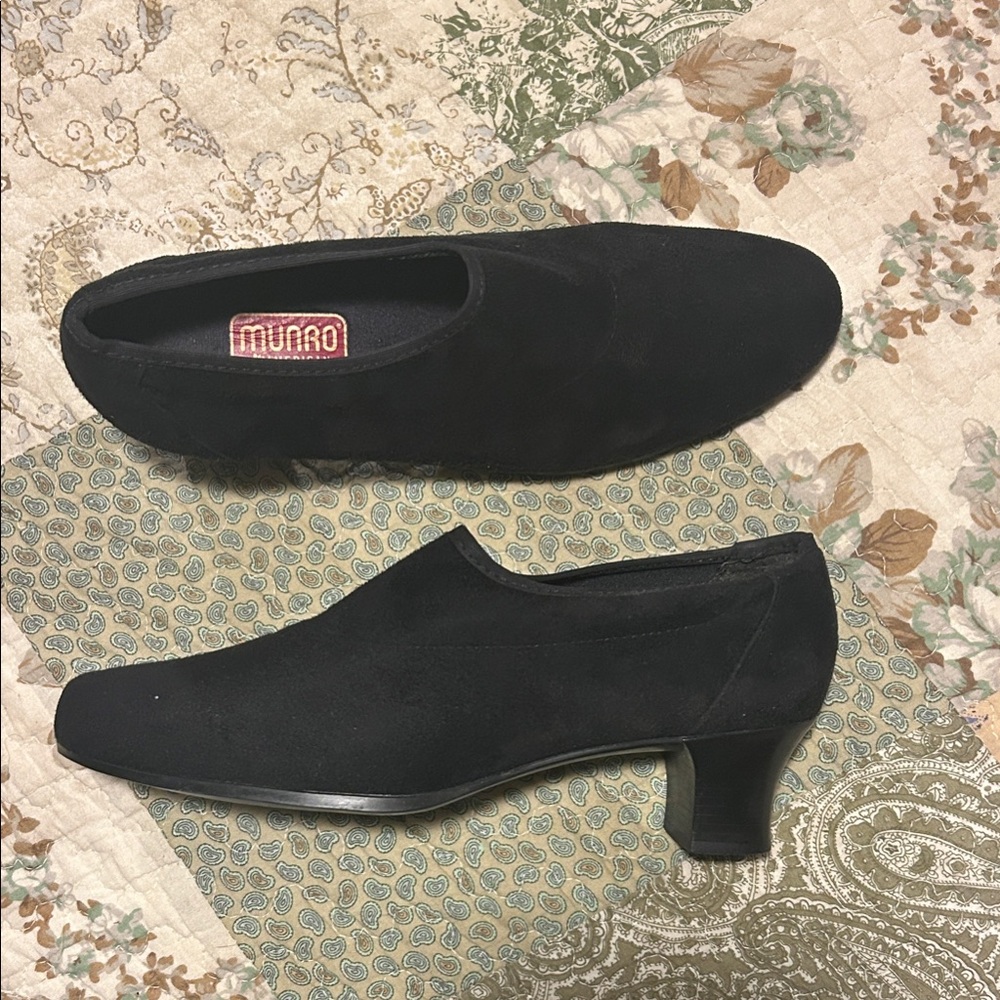 Munro Classic Black Suede Heels